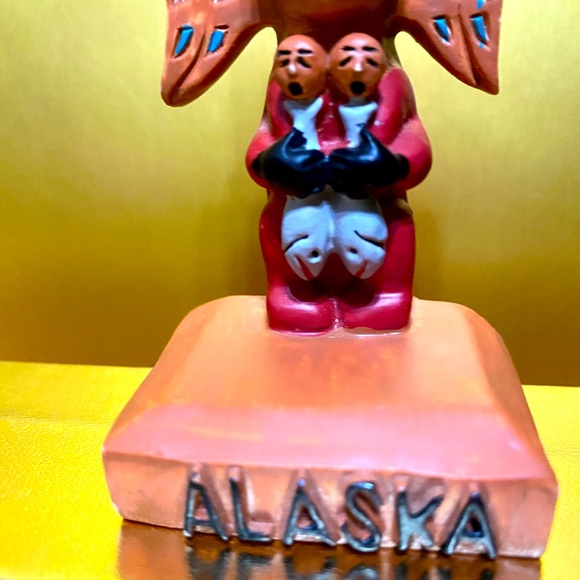 NATIVE AMERICAN VINTAGE TOTEM POLE ALASKA SOUVENIR RESIN 5” - Picture 6 of 13